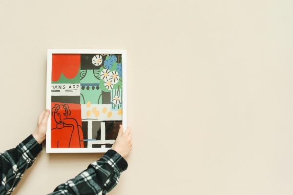 Oprawianie obrazów w Warszawie – kiedy rama staje się częścią dzieła