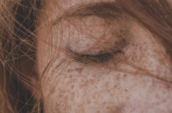 Plastyka powiek bez mitów. Kiedy zabieg poprawia widzenie, a kiedy estetykę spojrzenia