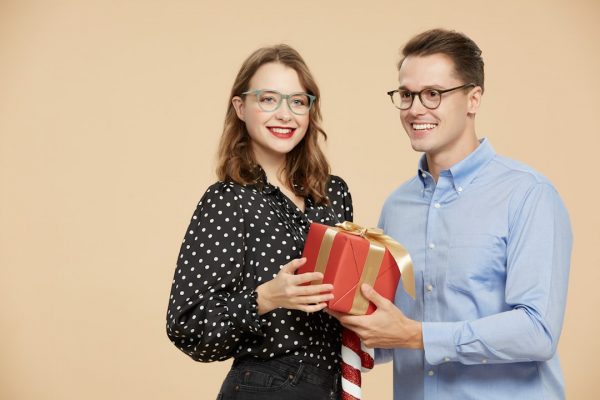 Co podarować przyjaciołom na rocznicę ślubu?