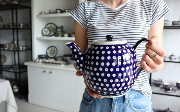 Kobaltowe kółka, zielone listki, brązowe kropki – Polacy pokochali ceramikę Bolesławiec!