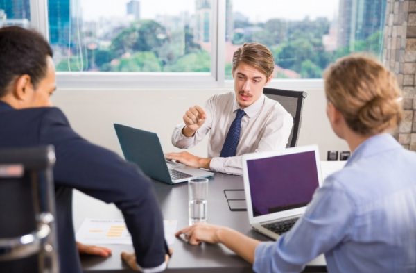 Jak wybrać firmę informatyczną do obsługi biura w Warszawie?